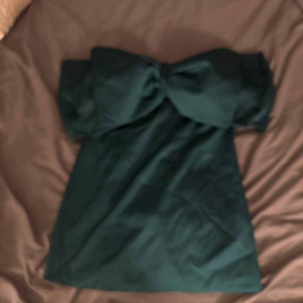 Elegant Green Off-Shoulder Dress - Picture 4 of 4